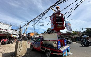 Bahayakan Pengguna Jalan, Diskominfo Tertibkan Kabel di Jalan Dipatiukur dan Teuku Umar