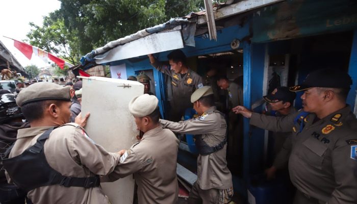 Bangunan Liar di Jalan Ibrahim Adjie Ditertibkan
