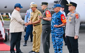 Penjabat Wali Kota Bandung Sambut Kedatangan Presiden Prabowo di Husein Sastranegara