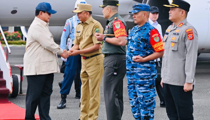 Penjabat Wali Kota Bandung Sambut Kedatangan Presiden Prabowo di Husein Sastranegara