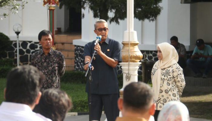 Pj Wali Kota Cirebon Pimpin Apel Pagi Sekaligus Penandatanganan Pakta Integritas dan Perjanjian Kinerja Tahun 2025