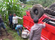 Polisi Evakuasi Kecelakaan Lalu Lintas Truk Engkel Terguling