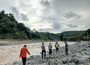 Pencarian Korban yang Terbawa Arus Sungai Cikandang di Kabupaten Garut