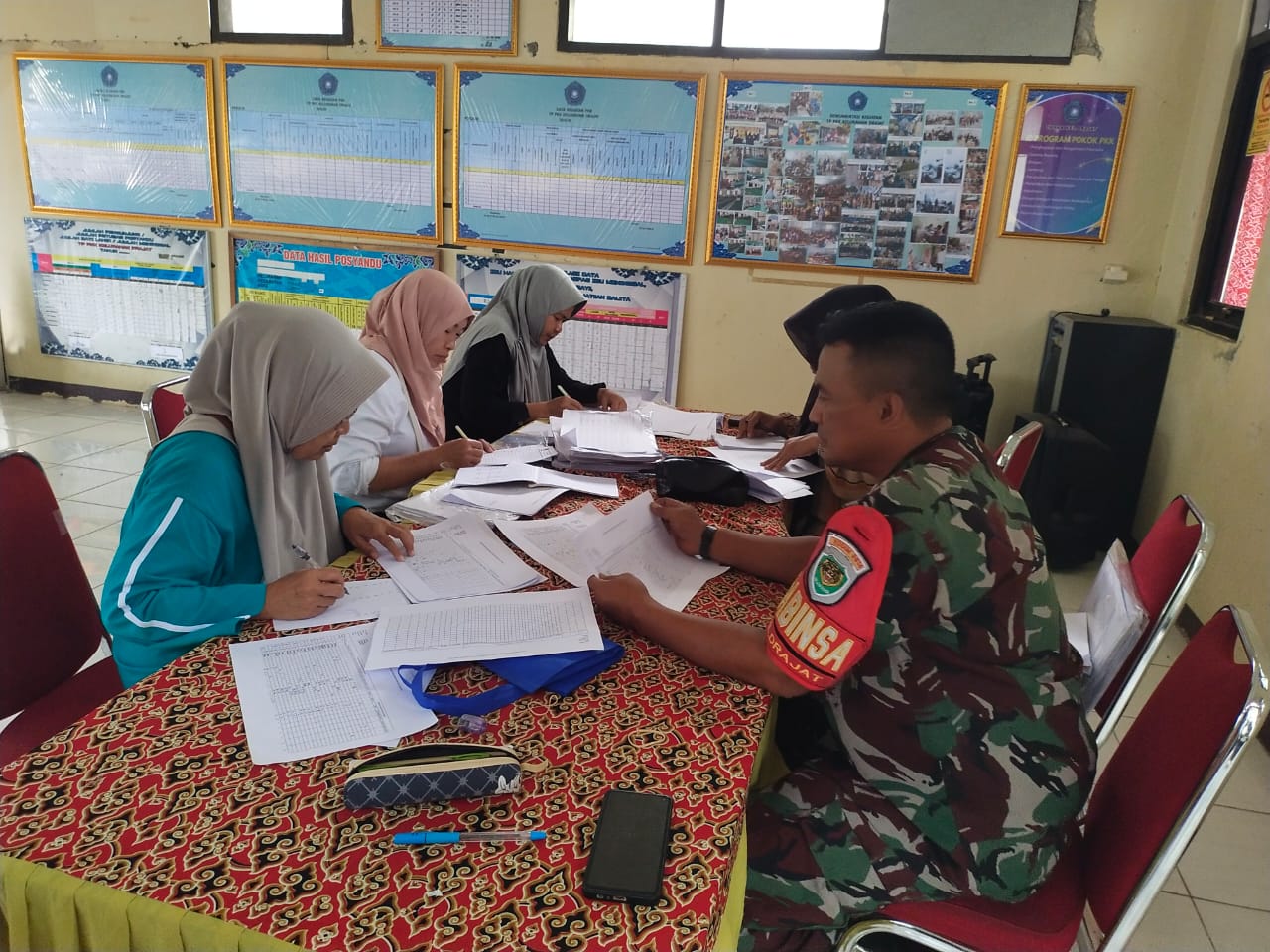 Babinsa Kel. Drajat dan Kader PKK Kel. Drajat Laksanakan Update Data Stunting dan Ibu Hamil