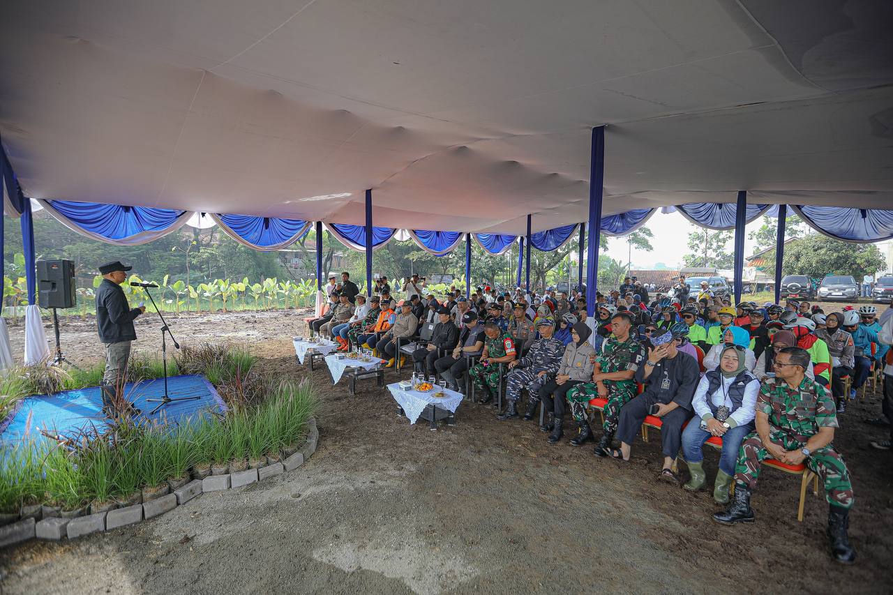 Konservasi Bandung Berkelanjutan Jilid 3: Tanam Ribuan Bibit dan Bangun Kolam Retensi di KBU