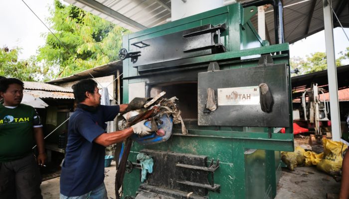 Motah-19: Olah Sampah Jadi Bata Beton