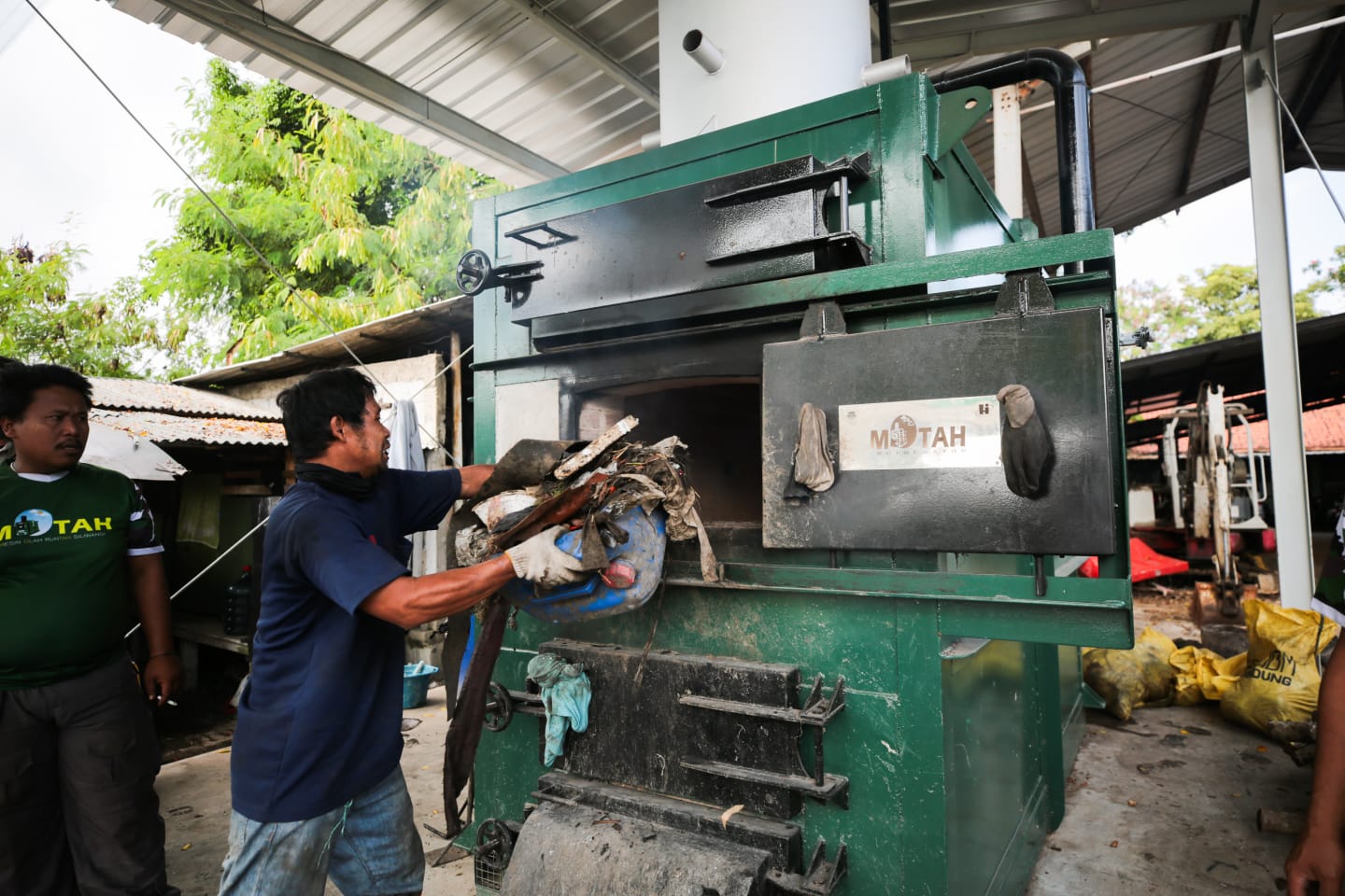 Motah-19: Olah Sampah Jadi Bata Beton