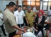 Menpora Dito Tinjau Makan Bergizi Gratis di SMAN 3 Cimahi