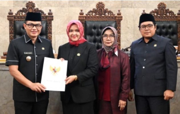 Dalam Paripurna, Pj Bupati Cirebon Sampaikan Urgensi Raperda dan Kependudukan