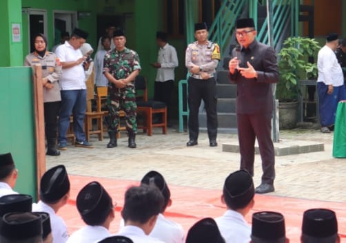 Pj Bupati Cirebon Kunjungi Ponpes, Berikan Motivasi kepada Para Santri