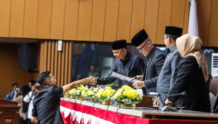 Rapat Paripurna DPRD Ke-8, Koswara Sampaikan Jawaban Atas Pandangan Fraksi