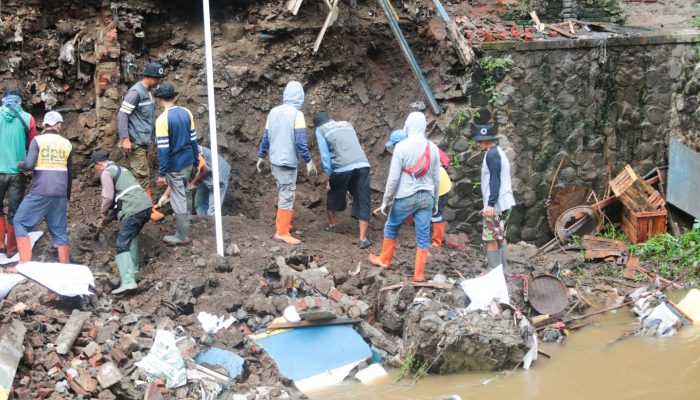 Wakil Wali Kota Bandung Pastikan Pemkot Segera Perbaiki Kirmir Pasar Ancol yang Ambruk