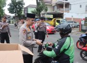 Kapolres Garut Bagikan Takjil Gratis di Depan Mapolres Garut