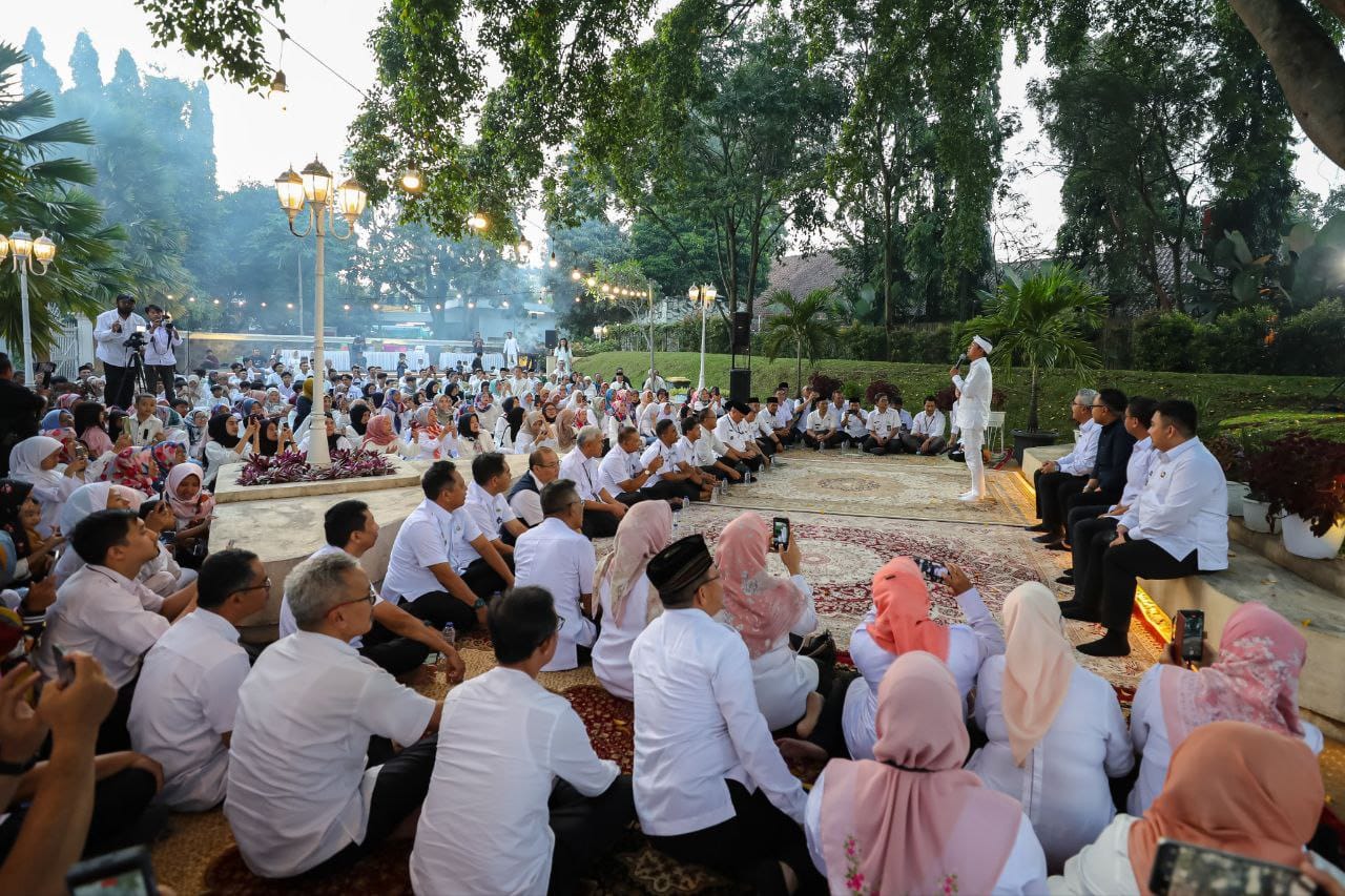 Wali Kota Bandung dan Gubernur Jabar Sapa Warga di Gedung Pakuan