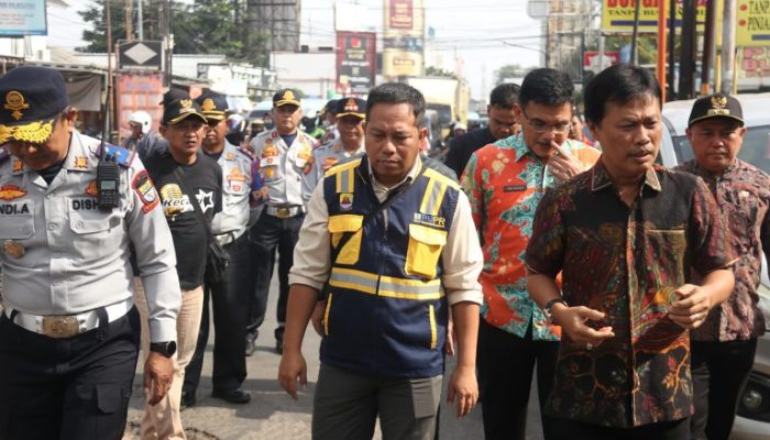 Wali Kota Cirebon Tinjau Jalan Rusak di Ciremai Raya