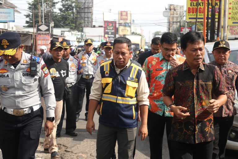 Wali Kota Cirebon Tinjau Jalan Rusak di Ciremai Raya