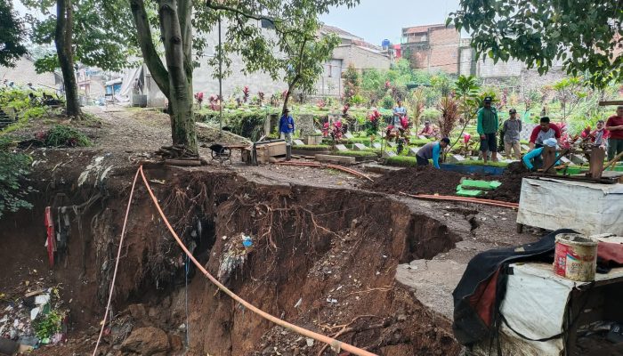 Longsor Akibat Hujan Deras, Pemkot Bandung Relokasi Sejumlah Makam di TPu Nagrog