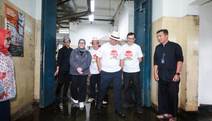 Pastikan Ketersediaan Daging Aman, Wali Kota Bandung Tinjau RPH Ciroyom