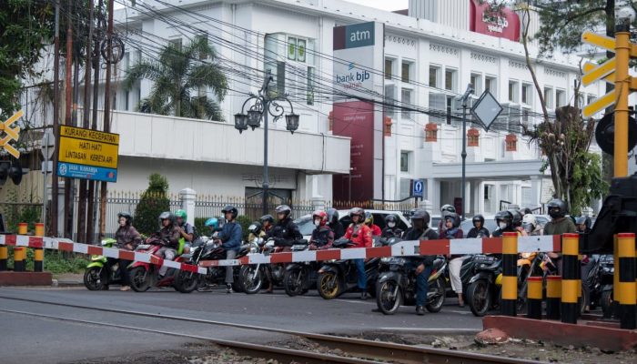 Dedikasi Petugas Perlintasan Kereta Api Demi Keselamatan Bersama
