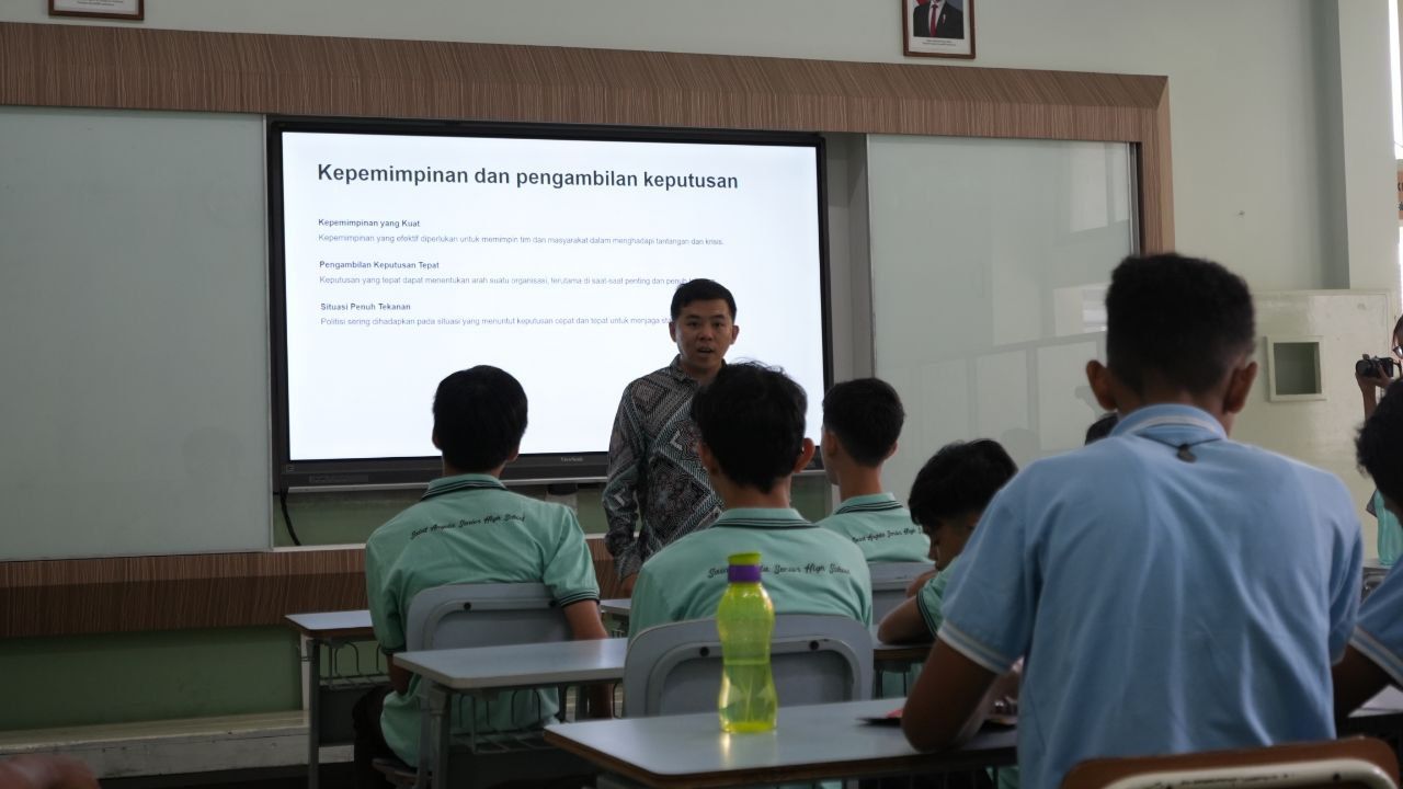 Jadi Narasumber One Day Work 2025, Yoel Yosaphat Bagikan Pengalamannya kepada Para Siswa Santa Angela Bandung