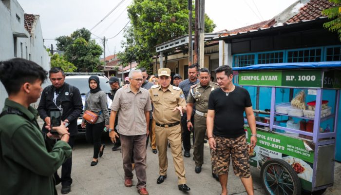 Erwin Tinjau Drainase di Komplek Guruminda, Upayakan Penanganan Banjir Lebih Maksimal