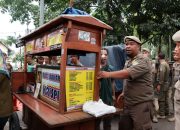 Satpol PP Tertibkan Sejumlah PKL di Kawasan GOR Saparua