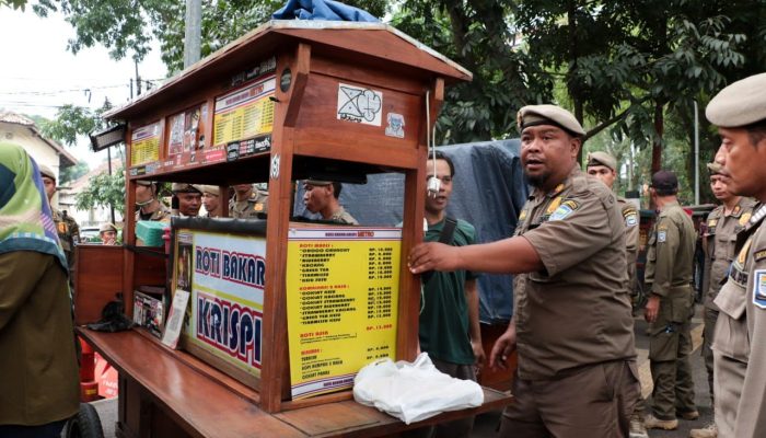 Satpol PP Tertibkan Sejumlah PKL di Kawasan GOR Saparua