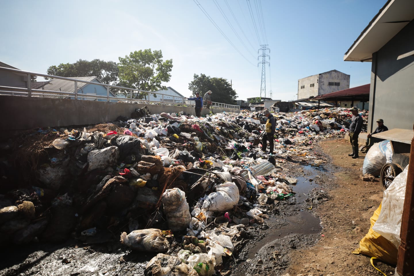 Tumpukan Sampah di Pasar Gedebage Diangkut, Pemkot Bandung dan Pemprov Jabar Bakal Ambil Langkah Hukum