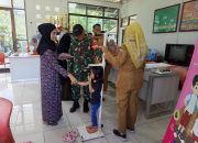 Babinsa Kelurahan Larangan Dampingi Kegiatan Pemeriksaan Kesehatan Balita dan Lansia