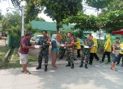 Jumat Berkah, Danramil 1402/Harjamukti dan Ketua Persit KCK Ranting 3 Bagikan Paket Nasi Kepada Masyarakat.