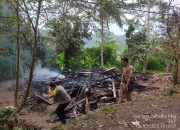 Iis Berharap Rumahnya yang Terbakar Kembali Dibangun, Kapolsek Pakenjeng Sigap Bantu Korban di TKP