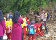 Polsek Pasirwangi Beri Edukasi Kepada Anak Sekolah Pada Program Polisi Sahabat Anak