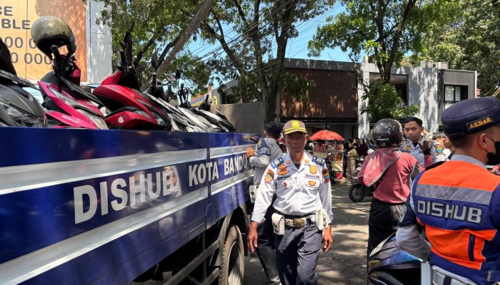 Dishub Kota Bandung Tertibkan Parkir Liar