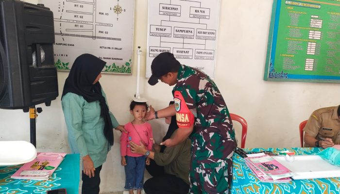 Babinsa Kelurahan Drajat Dampingi Nakes Dalam Kegiatan Posyandu