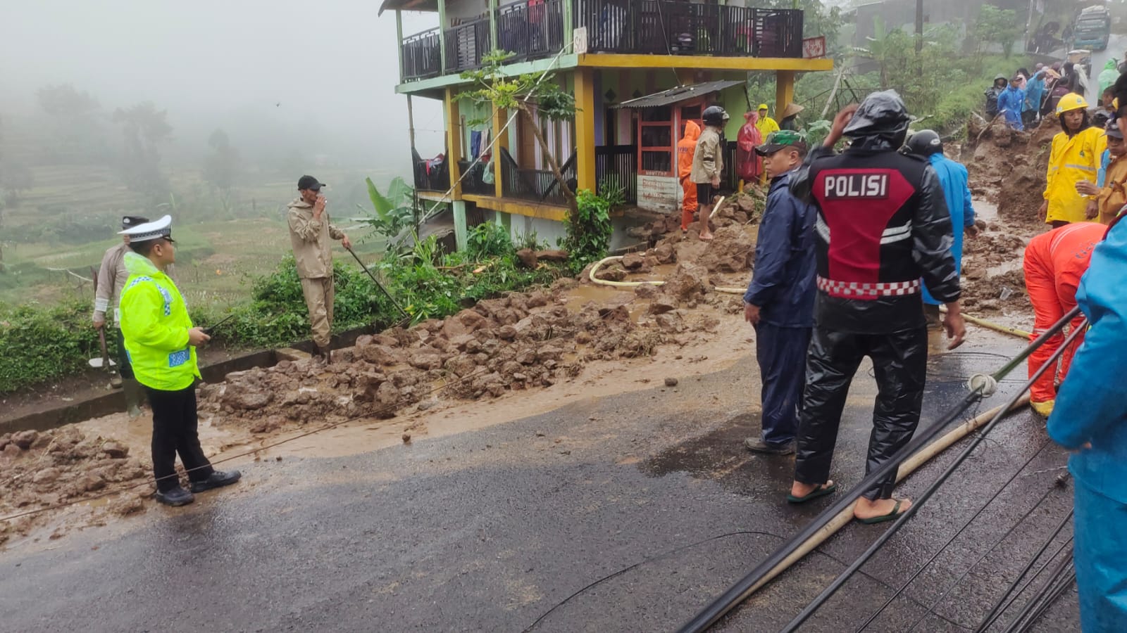 Sinergi Tanggap Dan Cepat Penanganan Bencana Longsor di Jalan Raya Cilawu Garut
