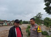 Polsek Tarogong Kidul Tinjau Lokasi Banjir Akibat Luapan Sungai Cimanuk