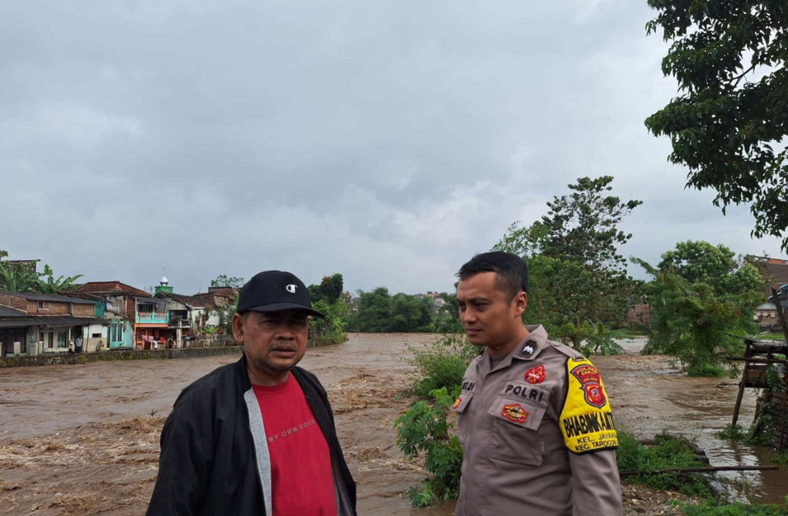 Polsek Tarogong Kidul Tinjau Lokasi Banjir Akibat Luapan Sungai Cimanuk
