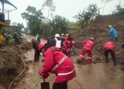 Evakuasi Material Longsor, Sat Samapta Polres Garut Sigap Amankan Jalur Garut–Tasikmalaya