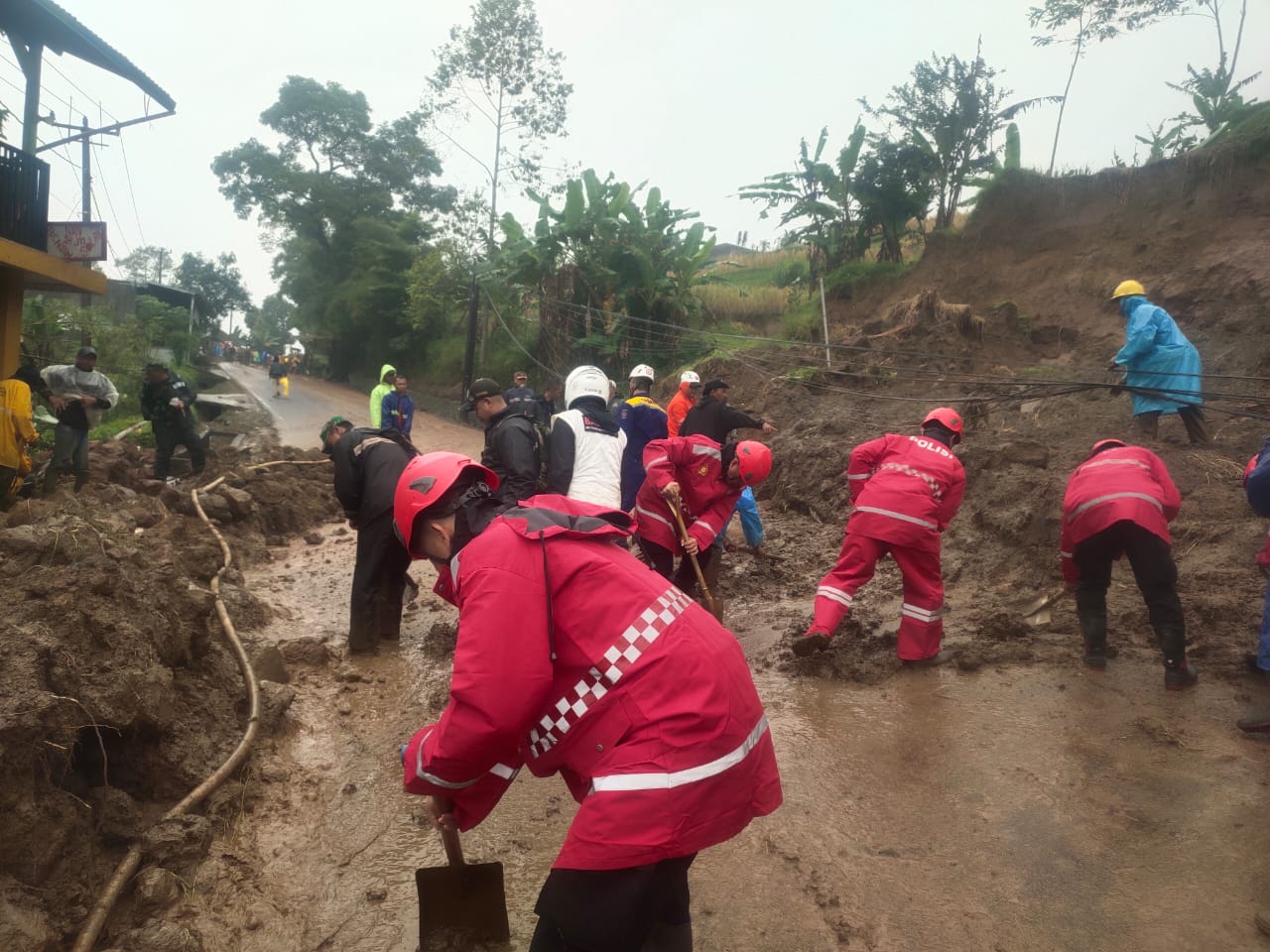 Evakuasi Material Longsor, Sat Samapta Polres Garut Sigap Amankan Jalur Garut–Tasikmalaya
