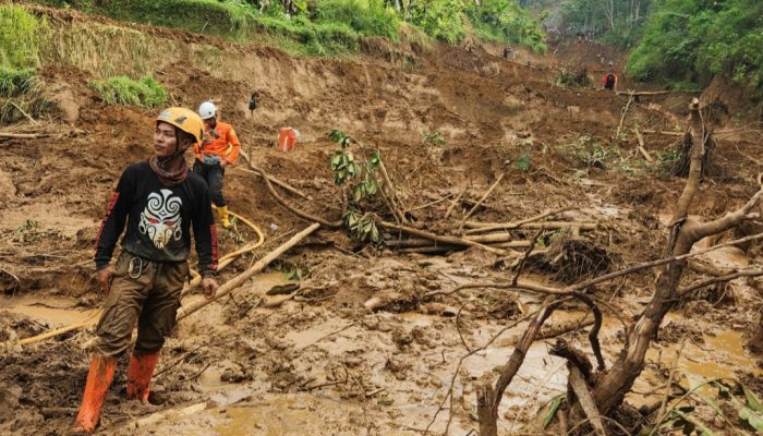 Musibah Longsor Salawu, Lendeng N D Gank Chapter Timur Terjukan Personilnya Bantu Proses Pencarian Korban