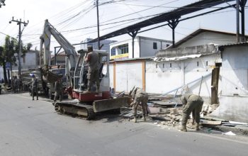Sasar 2 Kecamatan, Satpol PP Kota Bandung Tertibkan 5 PKL dan Bangunan Liar