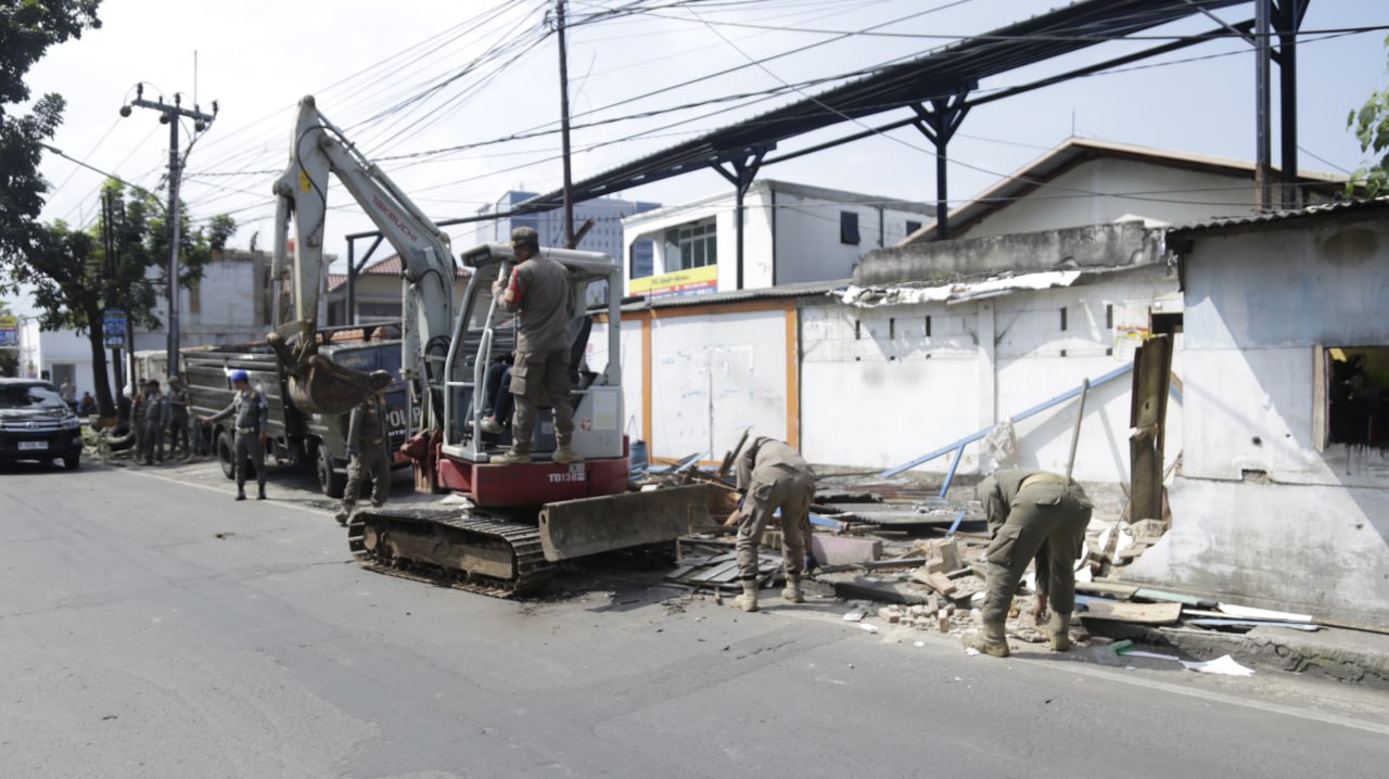 Sasar 2 Kecamatan, Satpol PP Kota Bandung Tertibkan 5 PKL dan Bangunan Liar