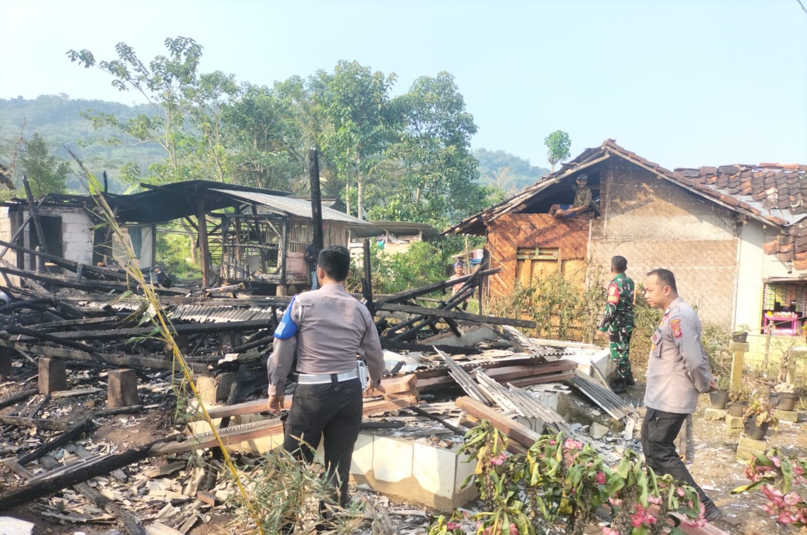 Kebakaran di Limbangan, Rumah Ludes Dilalap Api