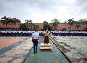 Banjar – Untuk menciptakan lingkungan yang aman dan kondusif selama pelaksanaan Masa Pengenalan Lingkungan Sekolah (MPLS), jajaran Polsek Purwaharja bersama Koramil Banjar melaksanakan kegiatan pengamanan dan pendampingan siswa di SMKN 2 Banjar, Senin (14/7/2025). Kegiatan yang berlangsung sejak pukul 07.00 WIB di lapangan SMKN 2 Banjar, Lingkungan Cipadung, Kelurahan Purwaharja, tersebut melibatkan sejumlah personel gabungan, antara lain Kapolsek Purwaharja AKP Ahmad Iskandar, Kanit I Sabhara, Bhabinkamtibmas, serta Babinsa dari tiga kelurahan: Purwaharja, Karangpanimbal, dan Raharja. Dalam kesempatan itu, personel TNI-Polri hadir tidak hanya untuk menjamin keamanan, tetapi juga memberikan pendampingan kepada peserta didik baru dalam proses pengenalan lingkungan sekolah. Pendekatan edukatif ini menjadi bagian dari implementasi pendidikan karakter berbasis regulasi nasional, dengan tujuan membentuk siswa yang berakhlak, disiplin, dan memiliki rasa tanggung jawab. Kapolsek Purwaharja, AKP Ahmad Iskandar, menjelaskan bahwa pengamanan ini sekaligus menjadi ruang edukasi bagi siswa agar lebih memahami pentingnya nilai-nilai kebangsaan, etika sosial, dan menjauhi perilaku menyimpang seperti kenakalan remaja, perundungan, serta penyalahgunaan media sosial. “Kegiatan MPLS bukan hanya sekadar rutinitas tahunan, tetapi sarana awal untuk menanamkan karakter positif sejak dini,” ungkap Kapolsek. Sementara itu, Kapolres Banjar, AKBP Tyas Puji Rahadi, S.I.K., menyampaikan apresiasi atas sinergi yang terjalin antara Polri, TNI, dan pihak sekolah dalam mengawal proses pendidikan generasi muda. “Kami berkomitmen untuk hadir tidak hanya sebagai penjaga keamanan, tapi juga sebagai mitra edukatif dalam membangun karakter generasi penerus bangsa,” tegas Kapolres. Kegiatan berlangsung dengan lancar dan penuh antusiasme dari para siswa dan pihak sekolah.