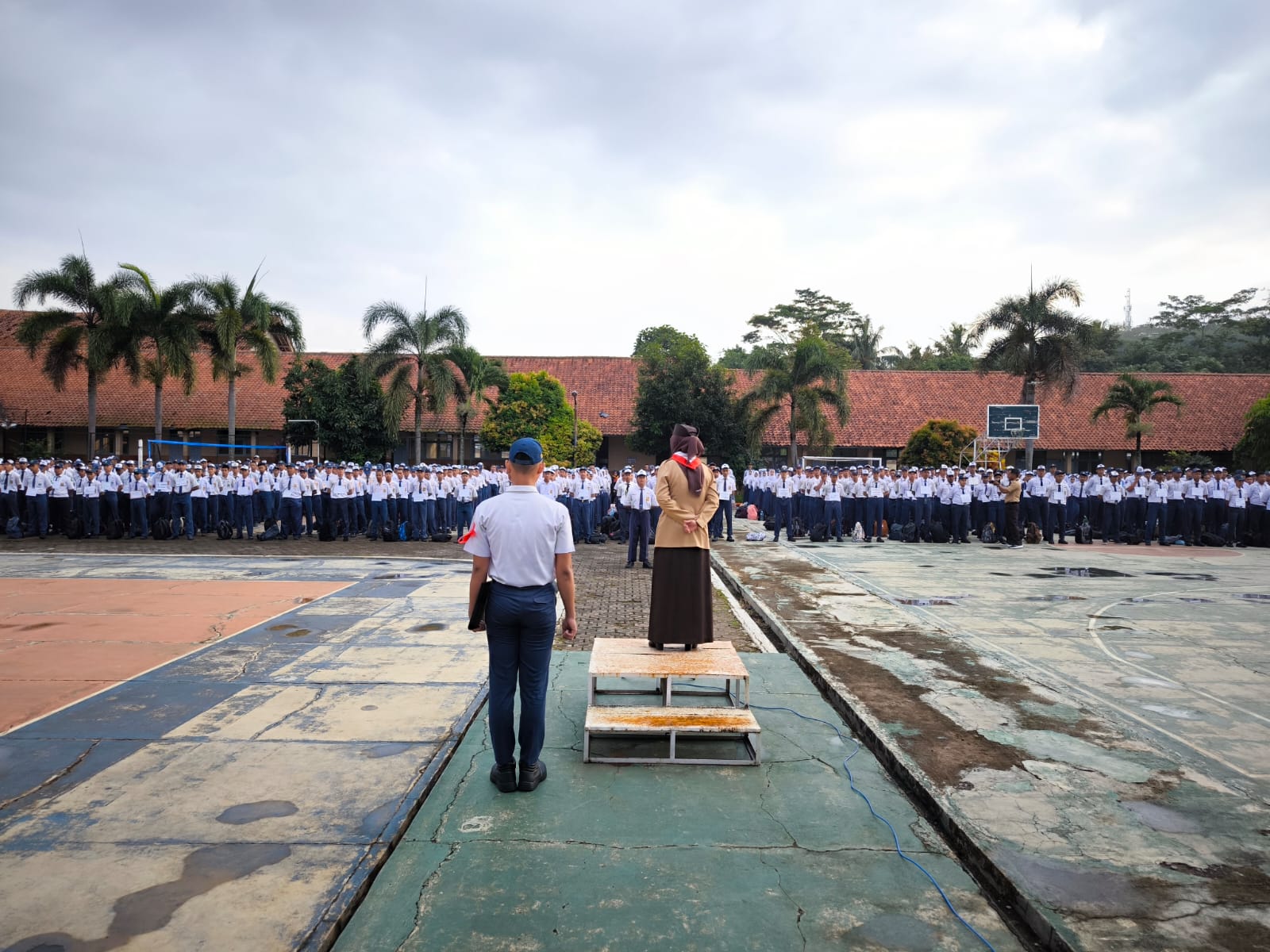 Banjar – Untuk menciptakan lingkungan yang aman dan kondusif selama pelaksanaan Masa Pengenalan Lingkungan Sekolah (MPLS), jajaran Polsek Purwaharja bersama Koramil Banjar melaksanakan kegiatan pengamanan dan pendampingan siswa di SMKN 2 Banjar, Senin (14/7/2025). Kegiatan yang berlangsung sejak pukul 07.00 WIB di lapangan SMKN 2 Banjar, Lingkungan Cipadung, Kelurahan Purwaharja, tersebut melibatkan sejumlah personel gabungan, antara lain Kapolsek Purwaharja AKP Ahmad Iskandar, Kanit I Sabhara, Bhabinkamtibmas, serta Babinsa dari tiga kelurahan: Purwaharja, Karangpanimbal, dan Raharja. Dalam kesempatan itu, personel TNI-Polri hadir tidak hanya untuk menjamin keamanan, tetapi juga memberikan pendampingan kepada peserta didik baru dalam proses pengenalan lingkungan sekolah. Pendekatan edukatif ini menjadi bagian dari implementasi pendidikan karakter berbasis regulasi nasional, dengan tujuan membentuk siswa yang berakhlak, disiplin, dan memiliki rasa tanggung jawab. Kapolsek Purwaharja, AKP Ahmad Iskandar, menjelaskan bahwa pengamanan ini sekaligus menjadi ruang edukasi bagi siswa agar lebih memahami pentingnya nilai-nilai kebangsaan, etika sosial, dan menjauhi perilaku menyimpang seperti kenakalan remaja, perundungan, serta penyalahgunaan media sosial. “Kegiatan MPLS bukan hanya sekadar rutinitas tahunan, tetapi sarana awal untuk menanamkan karakter positif sejak dini,” ungkap Kapolsek. Sementara itu, Kapolres Banjar, AKBP Tyas Puji Rahadi, S.I.K., menyampaikan apresiasi atas sinergi yang terjalin antara Polri, TNI, dan pihak sekolah dalam mengawal proses pendidikan generasi muda. “Kami berkomitmen untuk hadir tidak hanya sebagai penjaga keamanan, tapi juga sebagai mitra edukatif dalam membangun karakter generasi penerus bangsa,” tegas Kapolres. Kegiatan berlangsung dengan lancar dan penuh antusiasme dari para siswa dan pihak sekolah.